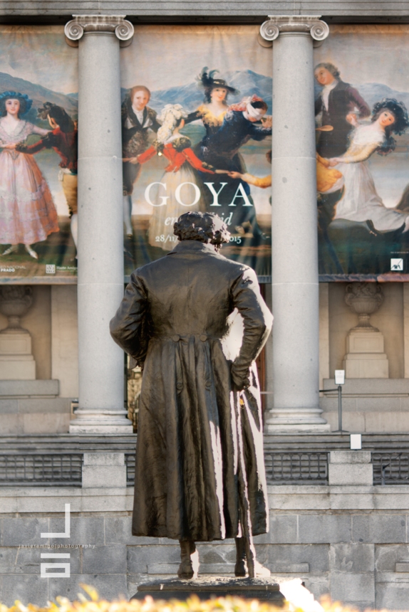 Estatua de Goya frente a la entrada del Museo del Prado